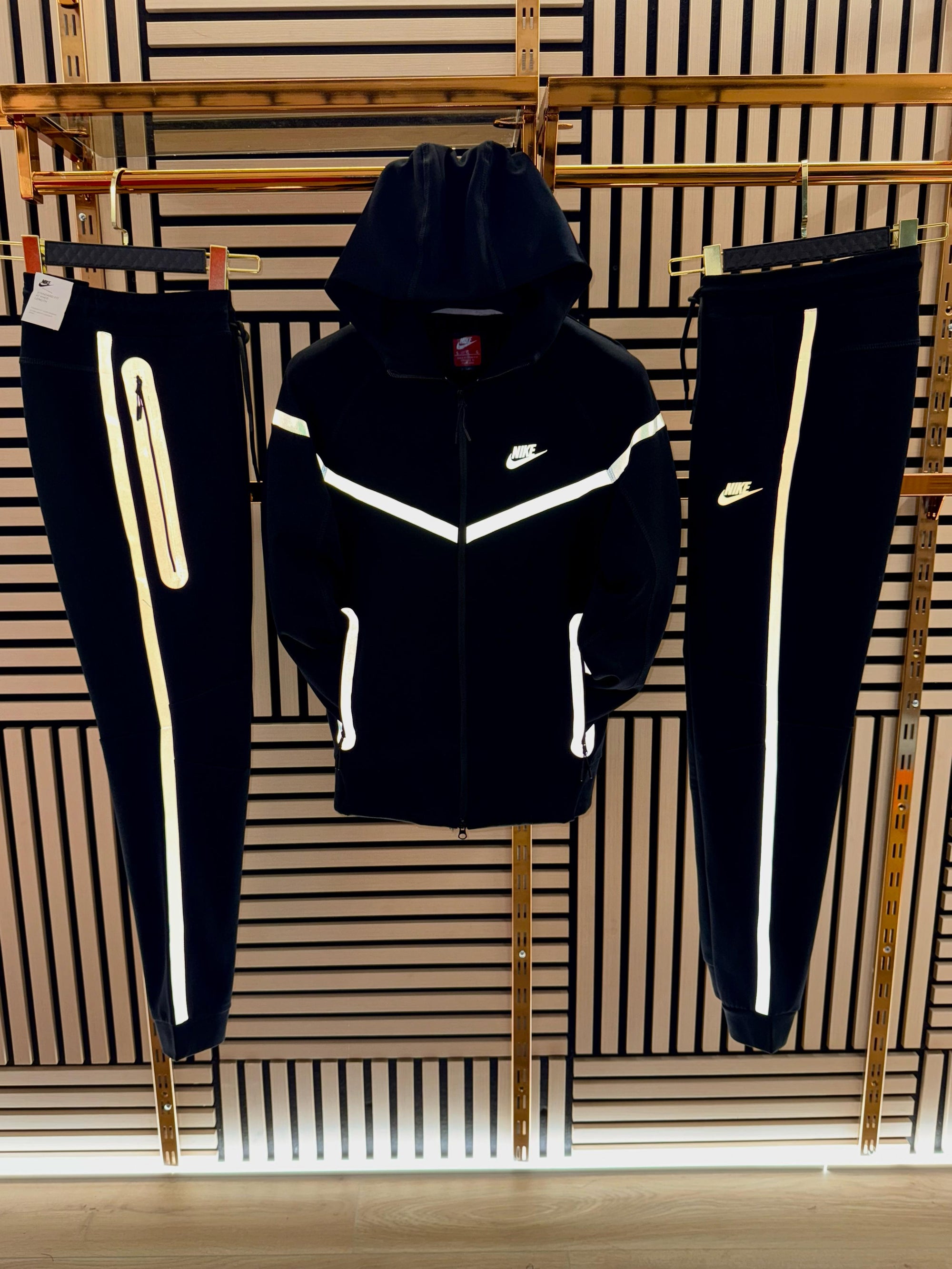 CHANDAL NIKE TECH NEGRO