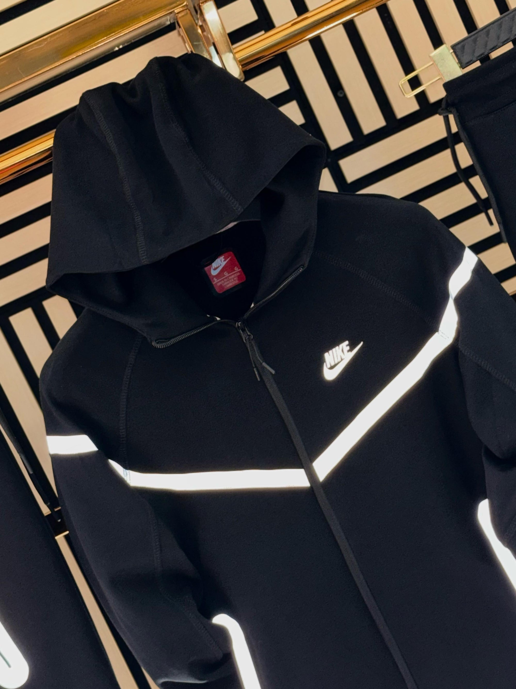 CHANDAL NIKE TECH NEGRO