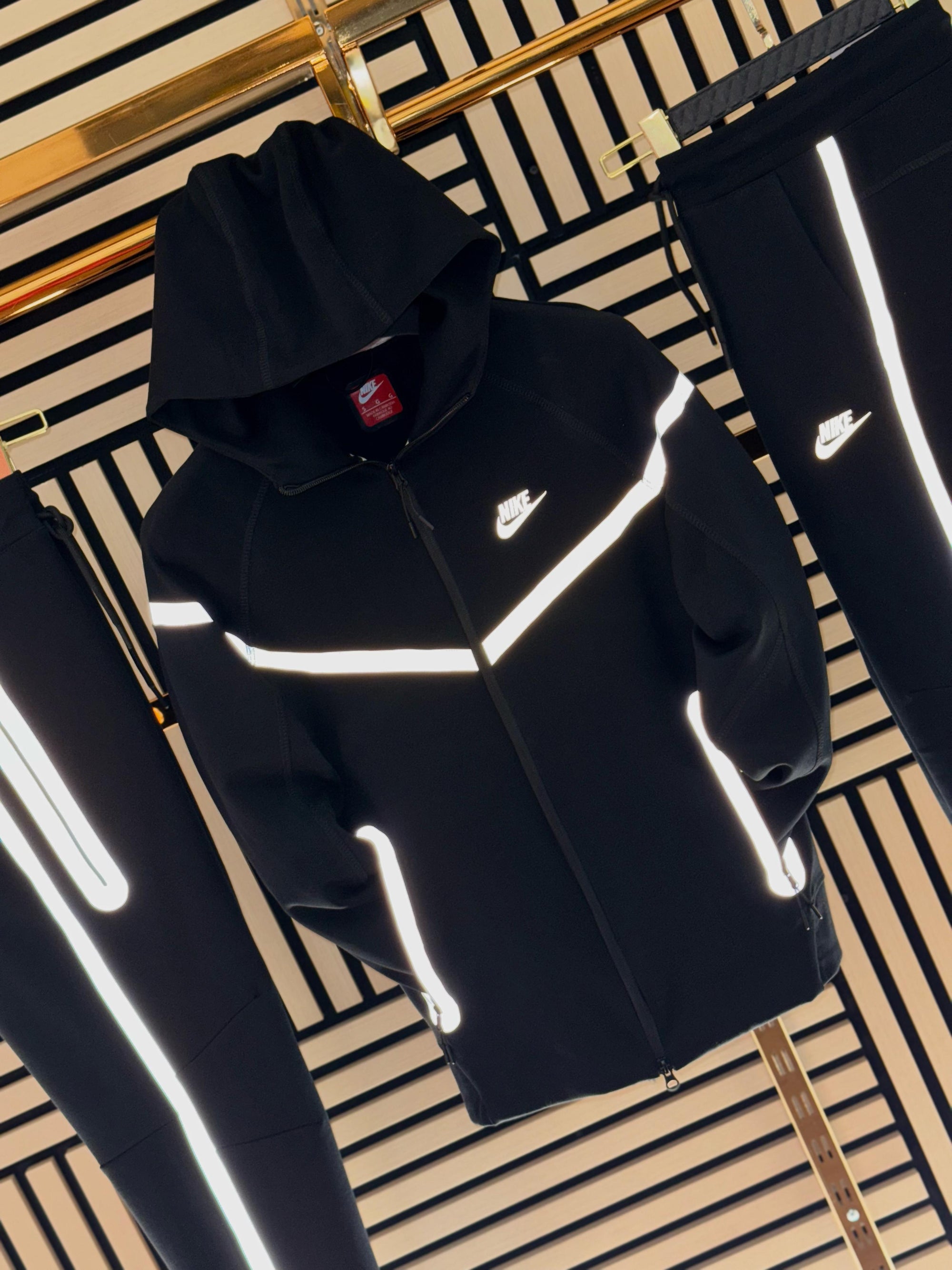CHANDAL NIKE TECH NEGRO