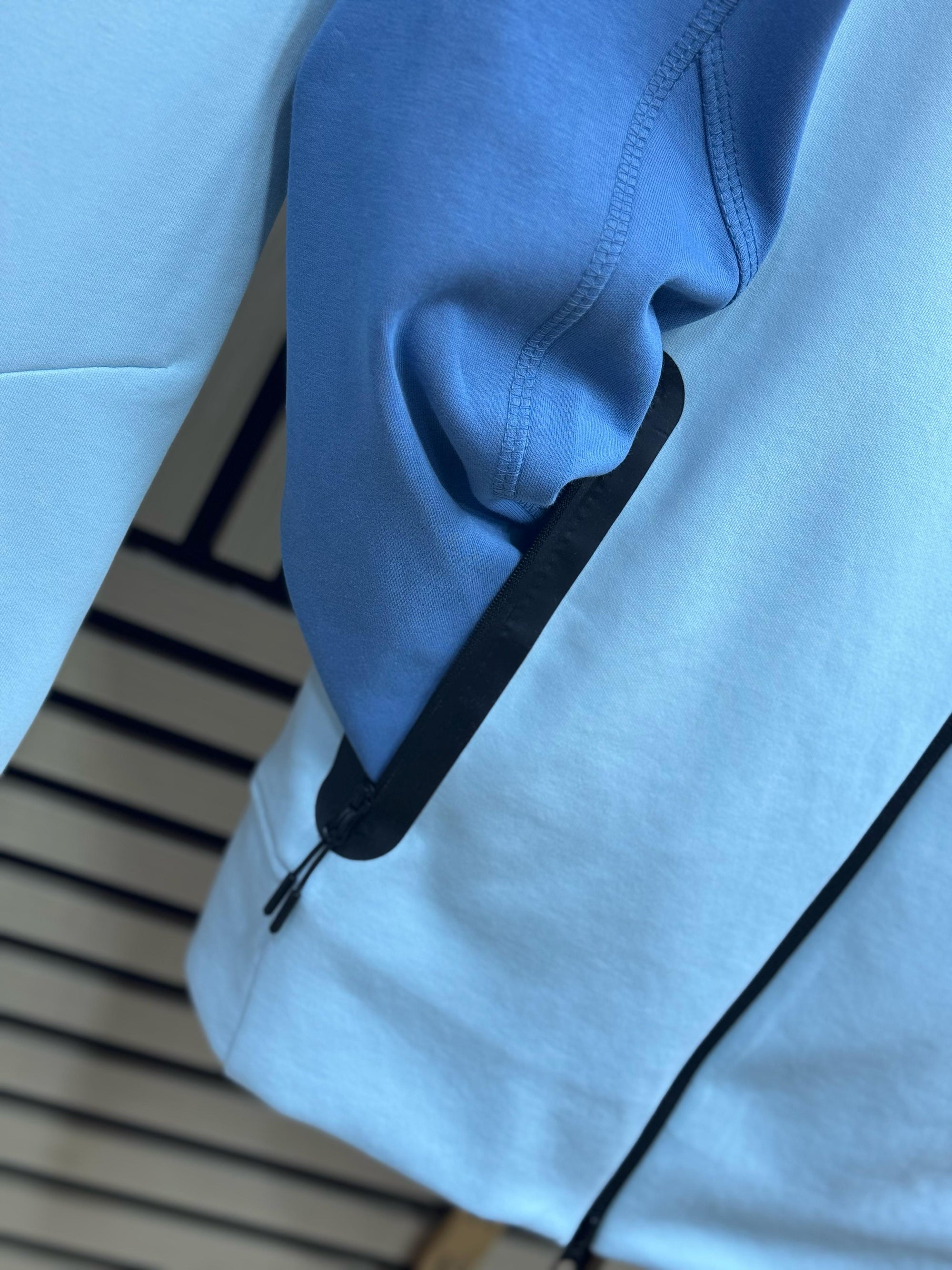 CHANDAL NIKE TECH CELESTE
