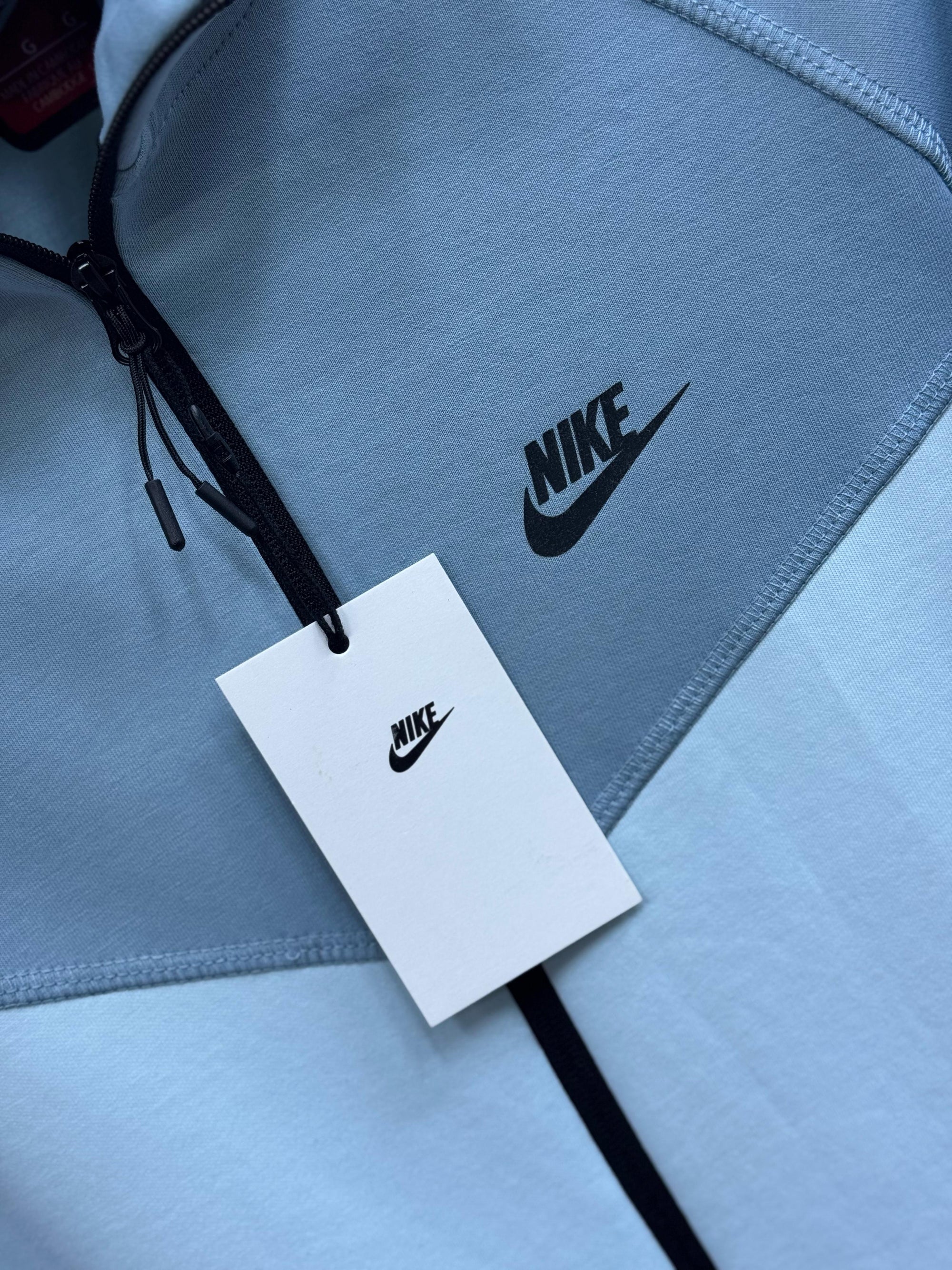 CHANDAL NIKE TECH CELESTE