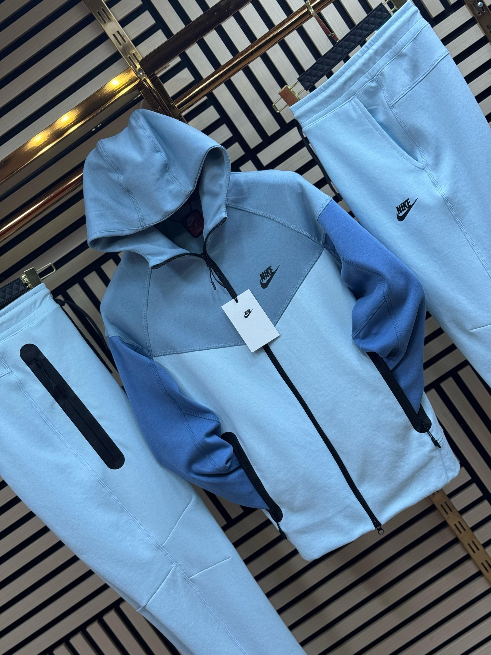 CHANDAL NIKE TECH CELESTE