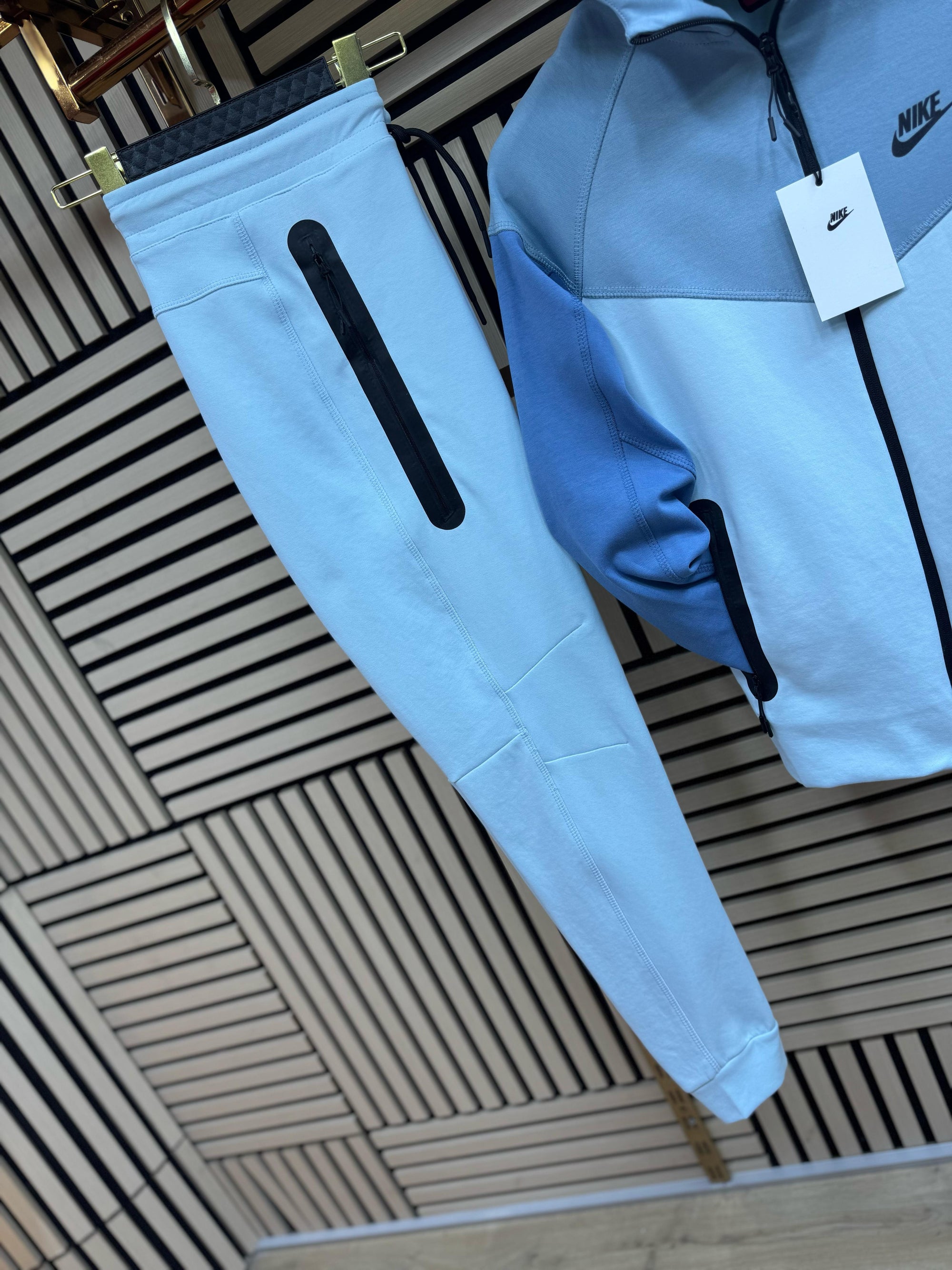 CHANDAL NIKE TECH CELESTE
